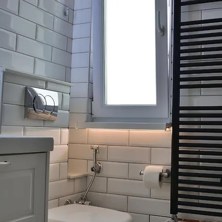 Le Petit Paris Apartment *